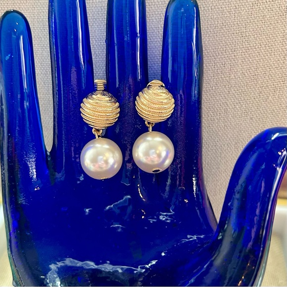 👛 Classic Vintage Monet Gold-tone Faux Pearl Drop Earrings - Picture 5 of 6